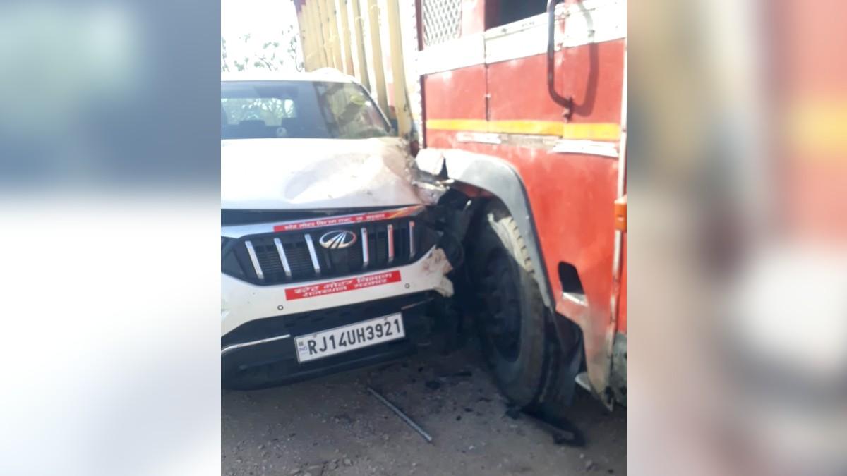 मंत्री सालेह मोहम्मद की कार ट्रक से भिड़ी हुई. 