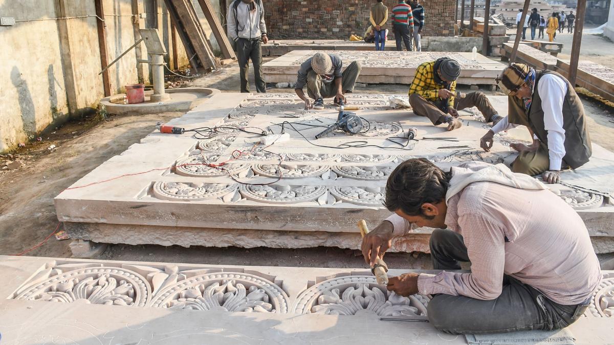 तराशे जा रहे पत्थर