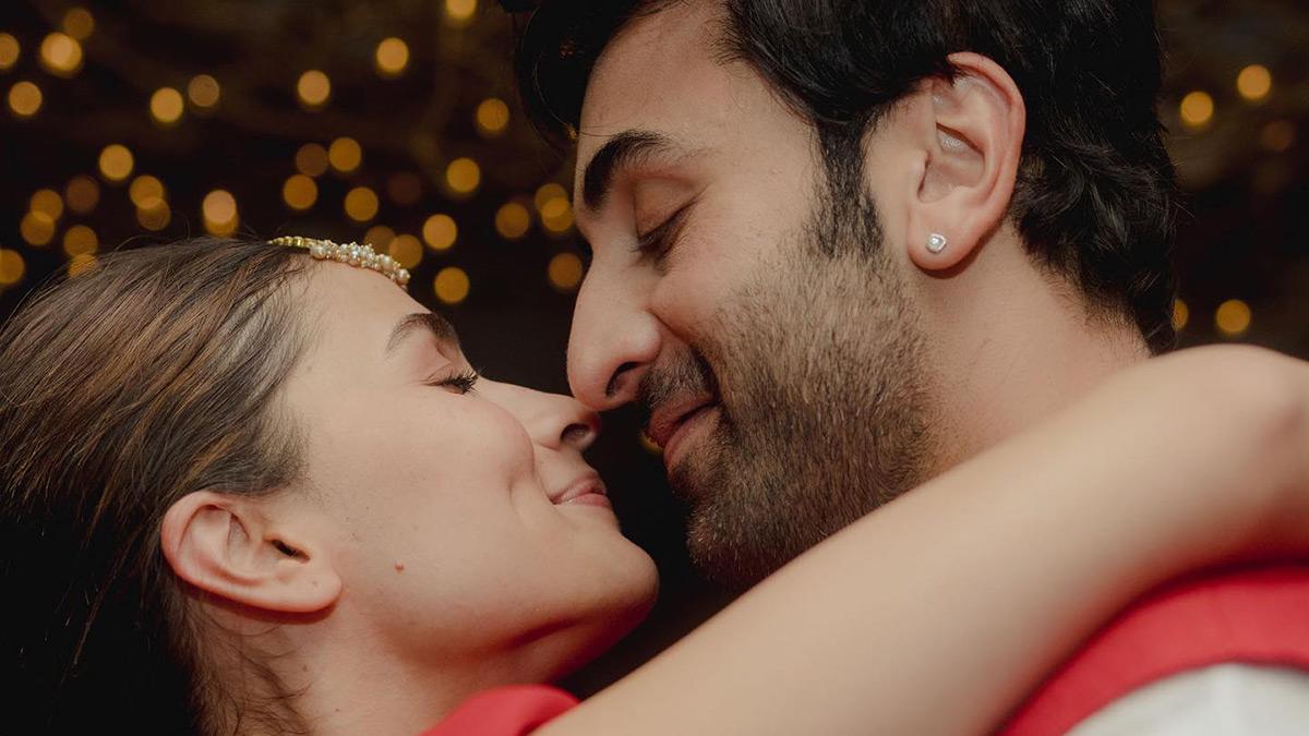 प्यार में डूबे दिखे Alia Bhatt-Ranbir Kapoor, शेयर की अनसीन वेडिंग फोटोज Viral