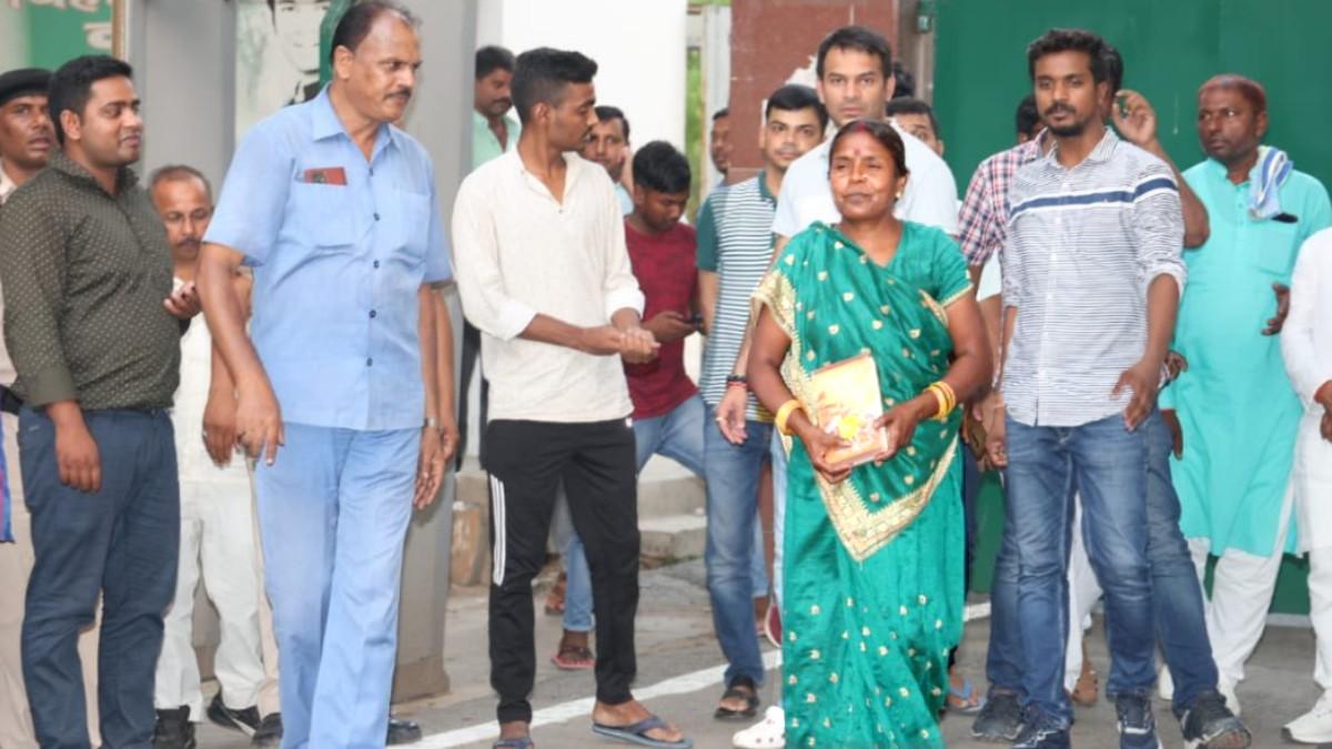 राबड़ी देवी के आवास से बाहर निकलती हुईं मुन्नी देवी. 