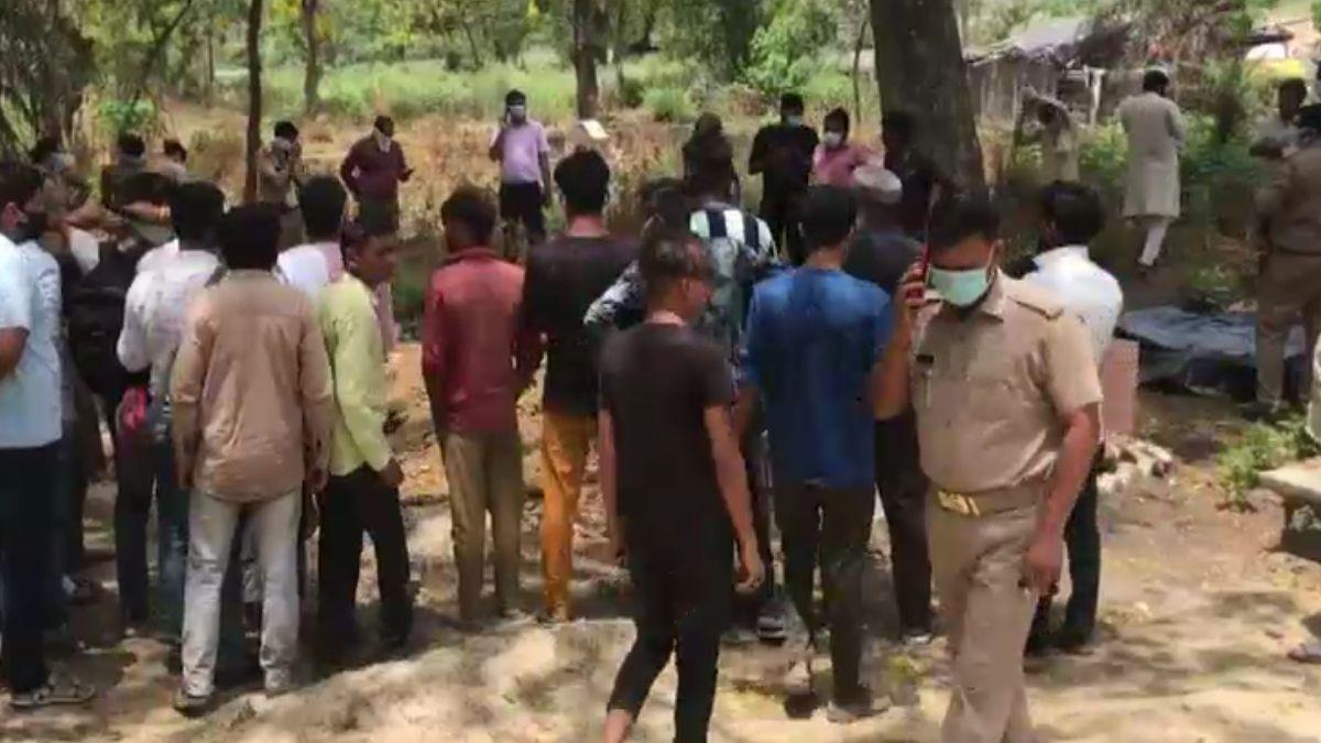 पुलिस ने कब्र से निकलवाया महिला का शव. (Photo: Aajtak)