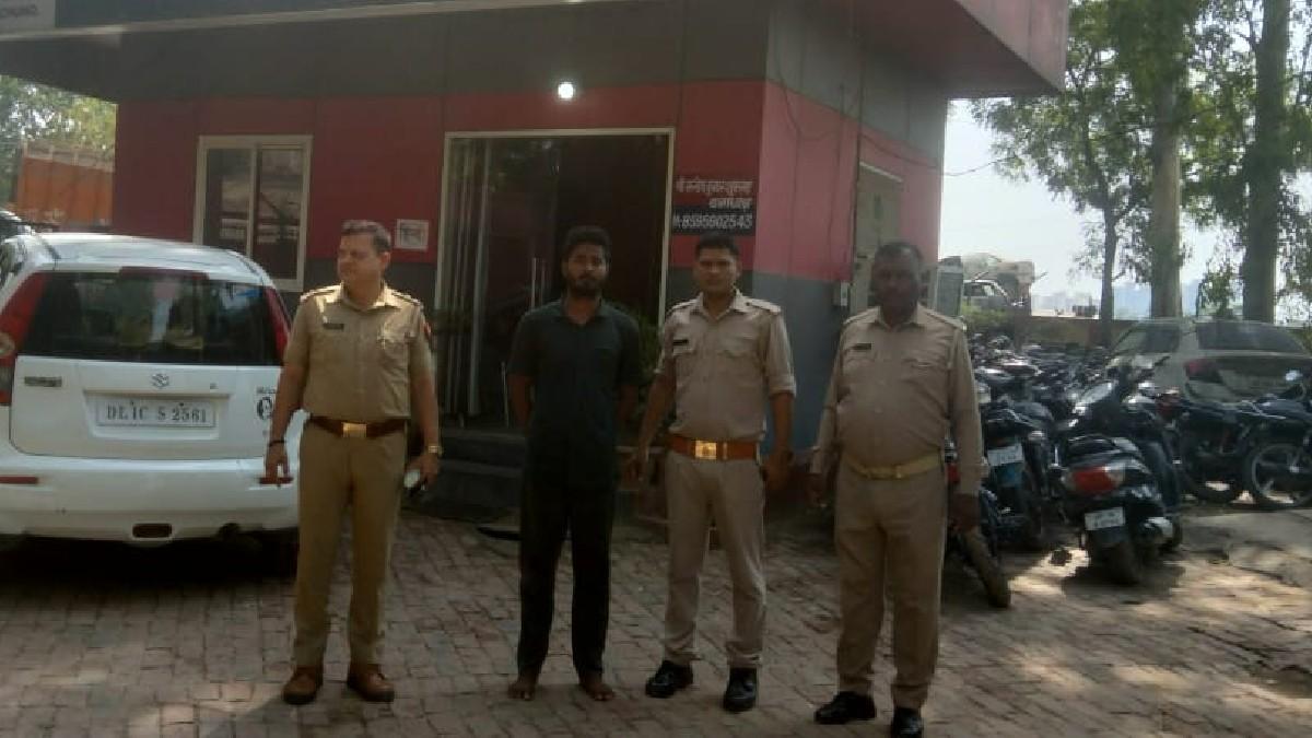 पुलिस की गिरफ्तर में आरोपी अतिउर रहमान.