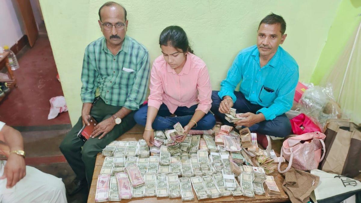 जूनियर साइंटिस्ट के यहां मिली करोड़ों की संपत्ति. (Photo: Aajtak)