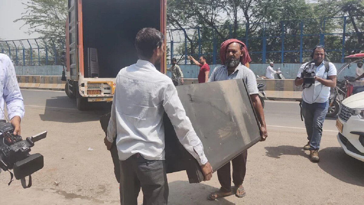 शाहीन बाग में बुलडोजर के डर से हफ्तों पहले दुकानदारों ने बाहर रखा सामान हटाया था