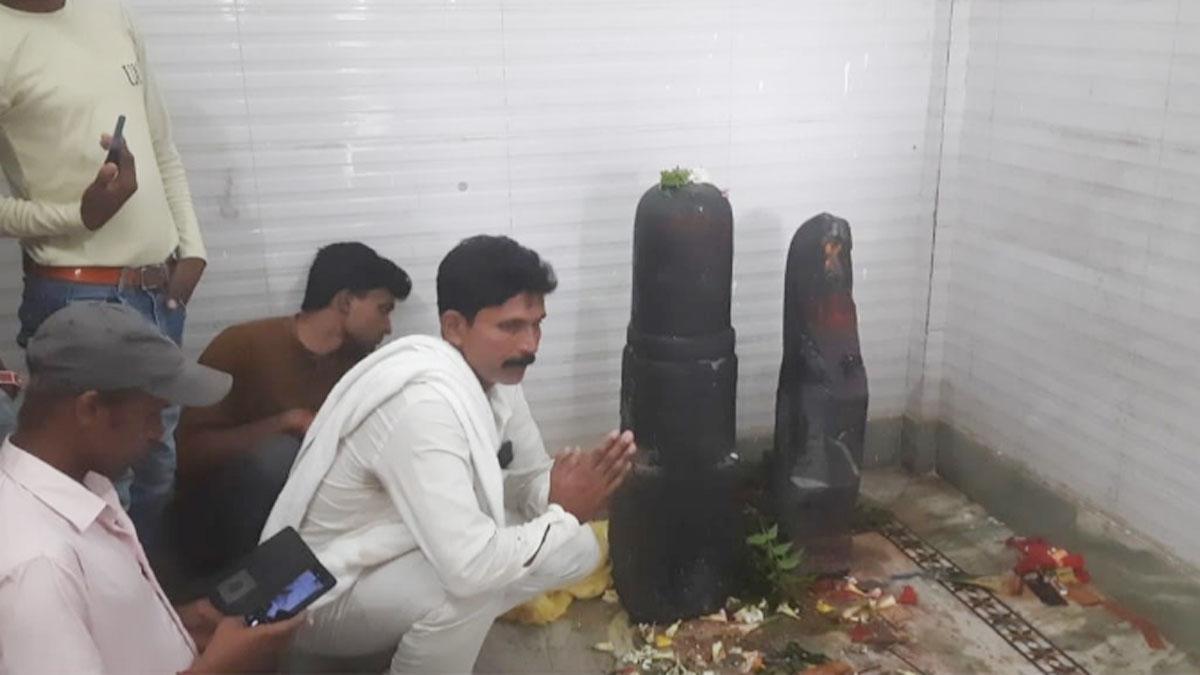 खुदाई के दौरान प्राचीन शिवलिंग और माता पार्वती की प्रतिमा मिली (फोटो-आजतक)