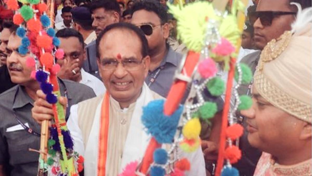 विधायक की शादी में नाचते CM शिवराज सिंह चौहान. 