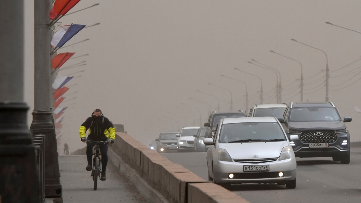 आग लगने की वजह से हर तरफ धुंए का गुबार है (Photo: Reuters)