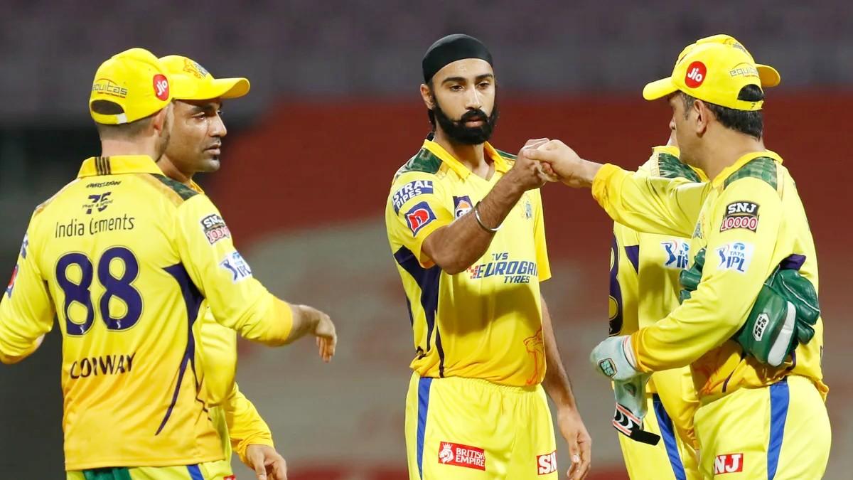 Simarjeet Singh and MS Dhoni (@IPL)