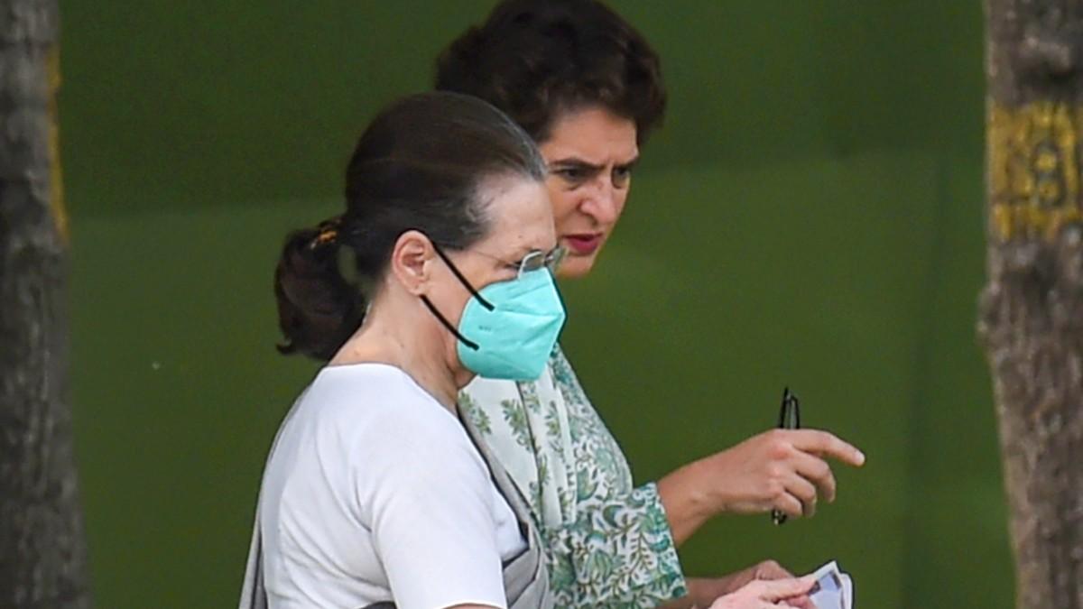 सोनिया गांधी और प्रियंका गांधी (फाइल फोटो)