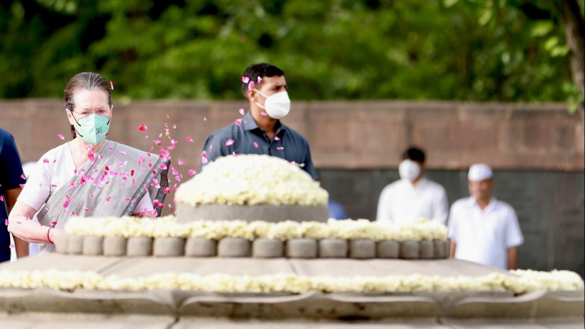 कांग्रेस की अंतरिम अध्यक्ष सोनिया गांधी ने पूर्व पीएम राजीव गांधी को श्रद्धांजलि दी.