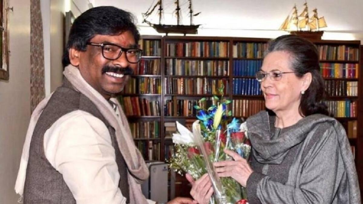 झारखंड के मुख्यमंत्री हेमंत सोरेन से कांग्रेस अध्यक्ष सोनिया गांधी से मुलाकात की. (File Photo)