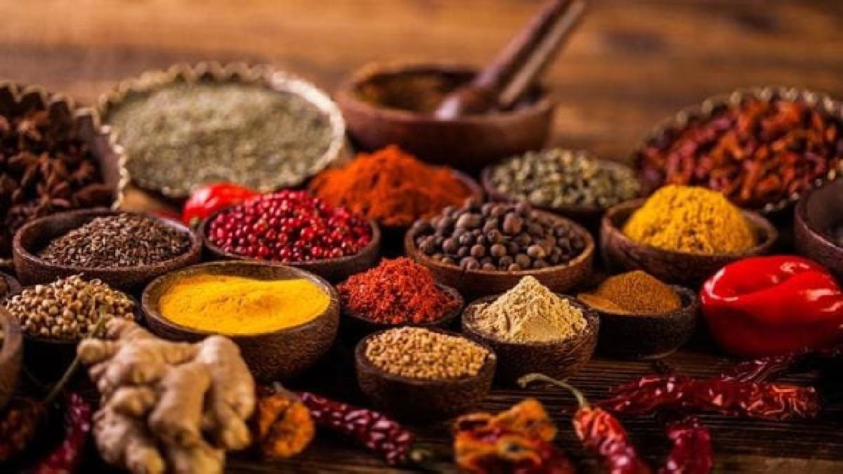 गर्मियों में कुछ मसालों का सेवन कम कर देना चाहिए (Photo-AFP/iStock)