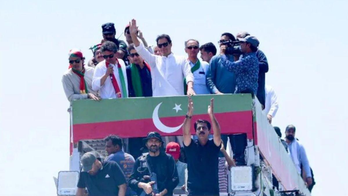 पाकिस्तान में सत्ता पलटने को इमरान खान का 'आजादी मार्च', प्रदर्शन में झड़प, पुलिस ने दागे आंसू गैस के गोले