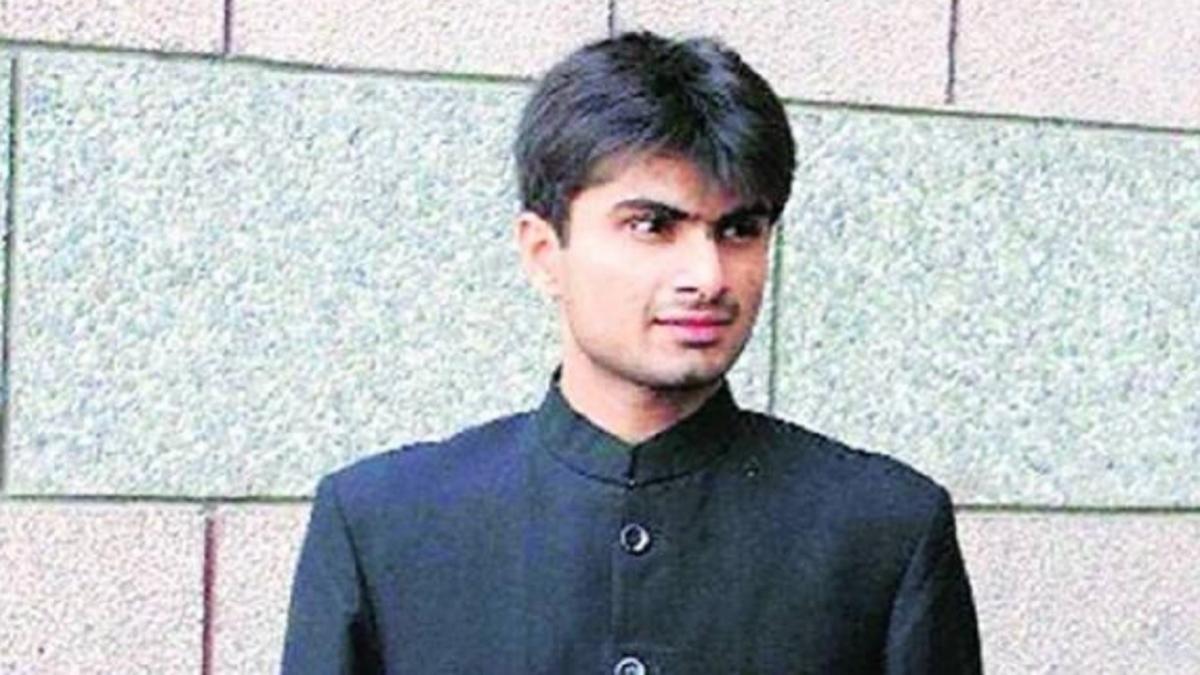 गौतमबुद्धनगर के डीएम को वीडियो कॉन्फ्रेंसिंग के जरिए पेश होने के आदेश दिए गए हैं.