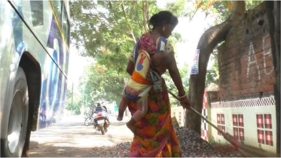 दुनिया में सबसे बड़ा योद्धा मां होती है', रॉकी भाई के डायलॉग को सच कर दिखाया इस मां ने - video of a female sweeper in municipal Corporation gone viral in which