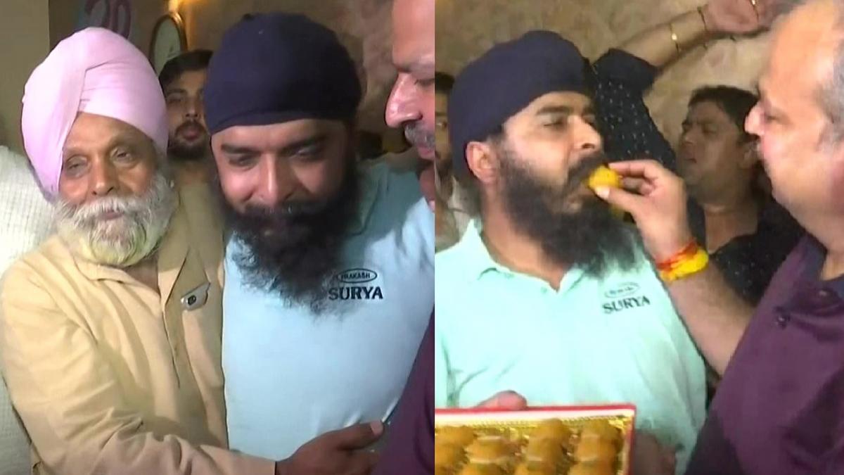 तेजिंदर पाल सिंह बग्गा घर पहुंचे तो पिता ने गले से लगा लिया. यहां भाजपा नेताओं ने मिठाई खिलाई. (Photo ANI)