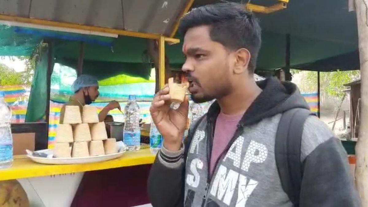 एक चाय की दुकान ऐसी भी, जहां कप भी ग्राहक खा जाता है!