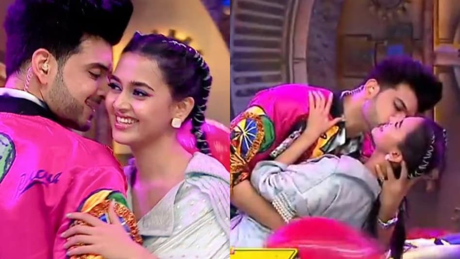 नेशनल टीवी पर Karan Kundrra ने गर्लफ्रेंड Tejasswi Prakash को किया Kiss, शरमाईं एक्ट्रेस - Karan Kundrra Tejasswi Prakash Khatra Khatra Khatra Show Viral Video Bigg Boss 15 tmov - AajTak