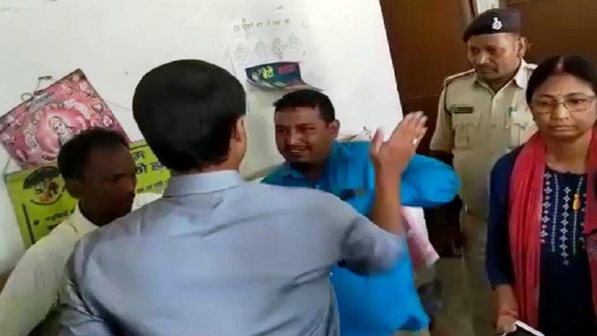 एसडीएम ने कर दी थप्पड़ों की बरसात