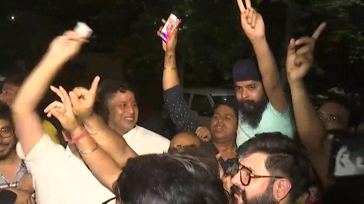 बीजेपी नेता तेजिंदर पाल सिंह बग्गा देर रात घर लौट आए हैं.