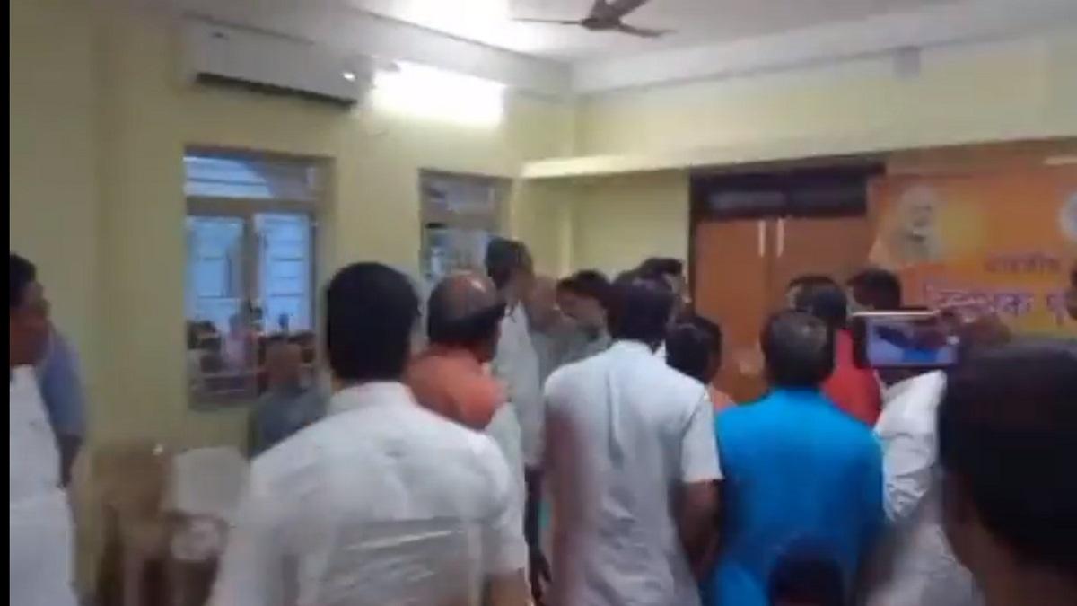 त्रिपुरा: बिप्लब देब के इस्तीफे के बाद हंगामा, कुर्सियां तोड़ने की कोशिश