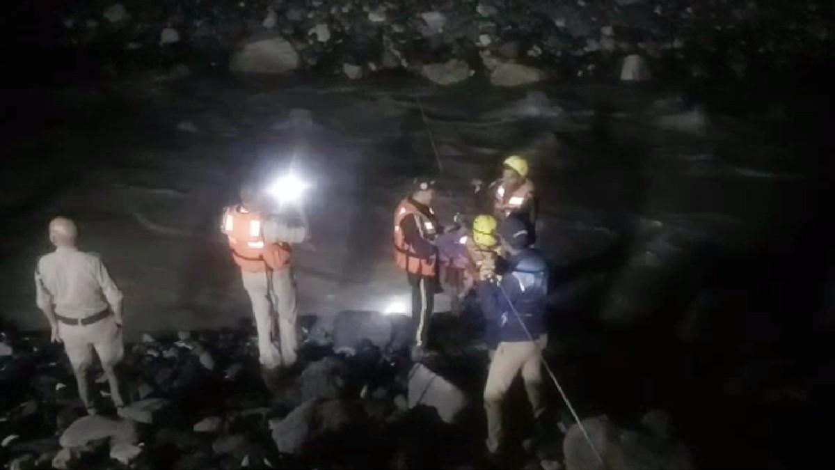 रेस्क्यू ऑपरेशन करती SDRF की टीम. 