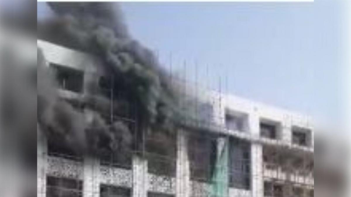 आग बुझाने का काम जारी.