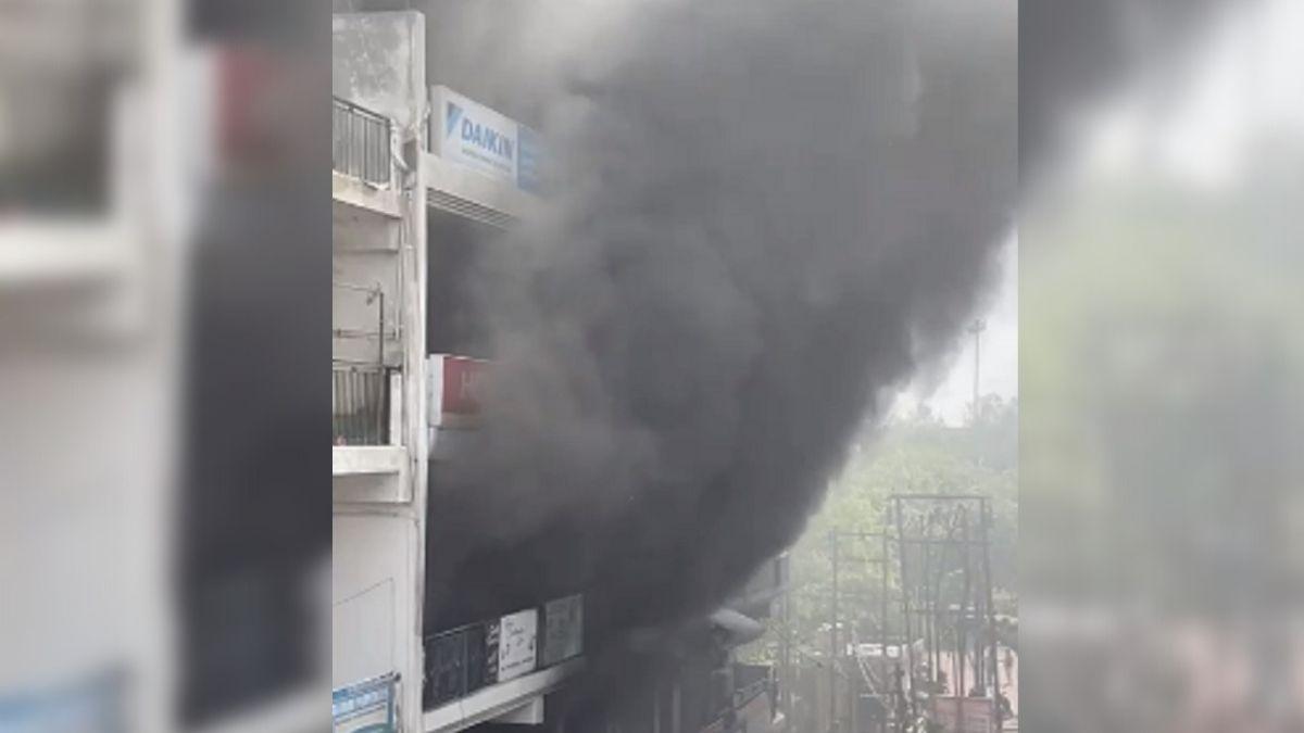 नोएडा के निठारी बाजार में लगी आग के बाद उठता धुएं का गुबार