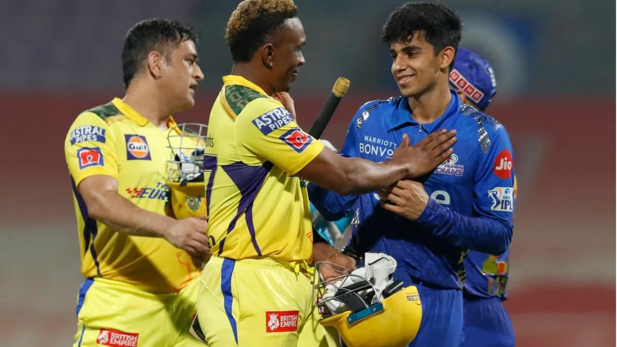 MS Dhoni and Dwayne Bravo (@IPL)
