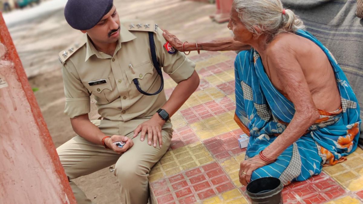 पुलिसवाले ने पेश की इंसानियत की मिसाल, अस्पताल में ले जाकर बुजुर्ग महिला का कराया इलाज