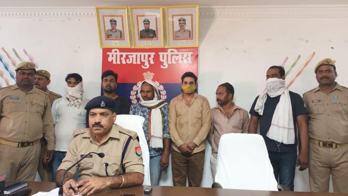 पुलिस की गिरफ्त में आरोपी. (Photo: Aajtak)