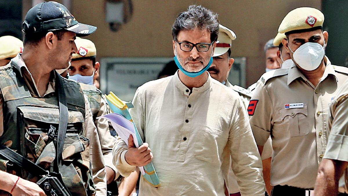 गांधीवादी या उग्रवादी? यासीन मलिक अदालत ले जाती पुलिस