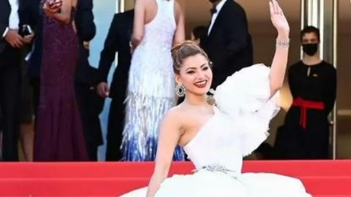 Cannes 2022: उर्वशी रौतेला की खूबसूरती पर फिदा फैंस, व्हाइट रफल गाउन में लगीं 'परियों की शहजादी'
