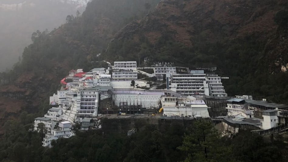 माता वैष्णो देवी के पास जंगल में लगी आग, बंद किया गया यात्रा का नया रूट - Mata Vaishno Devi Yatra suspended from the new track forest fire jammu kashmir NTC - AajTak