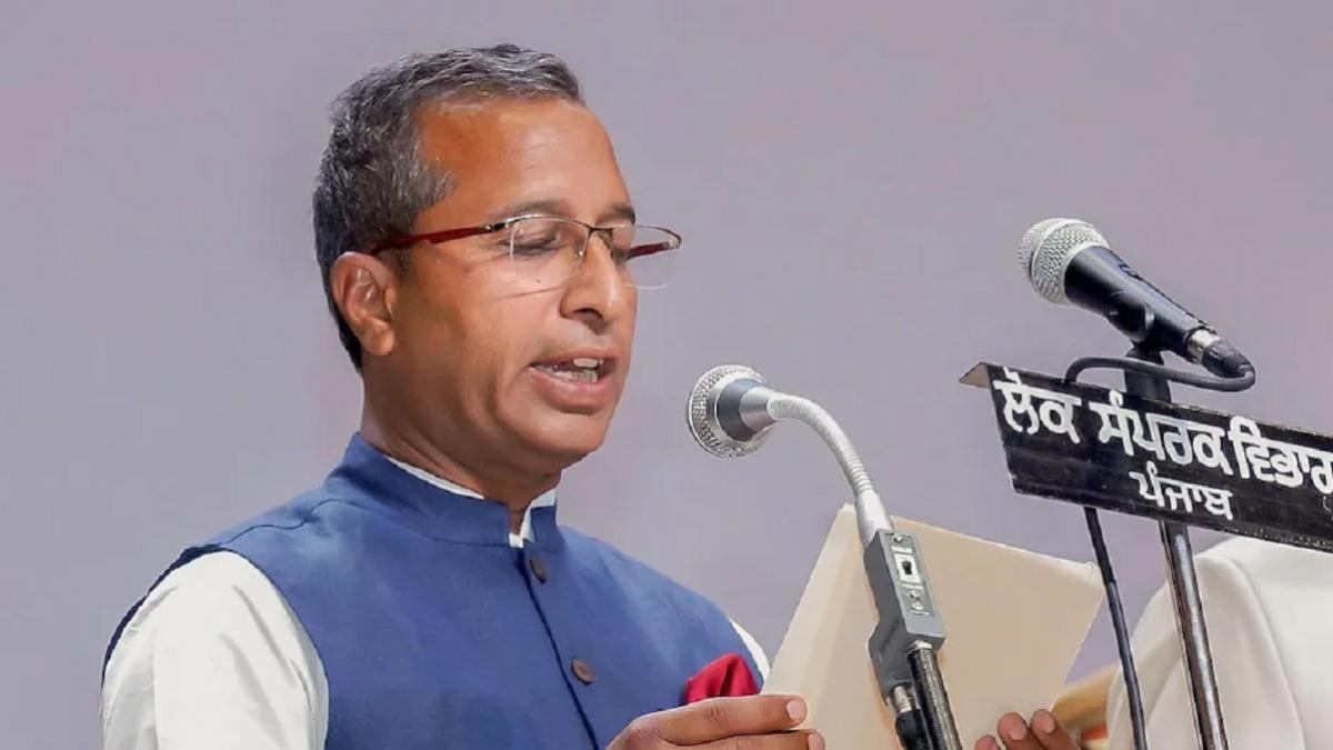 स्वास्थ्य मंत्री विजय सिंगला के ओएसडी प्रदीप कुमार को भी पुलिस ने अरेस्ट किया है.