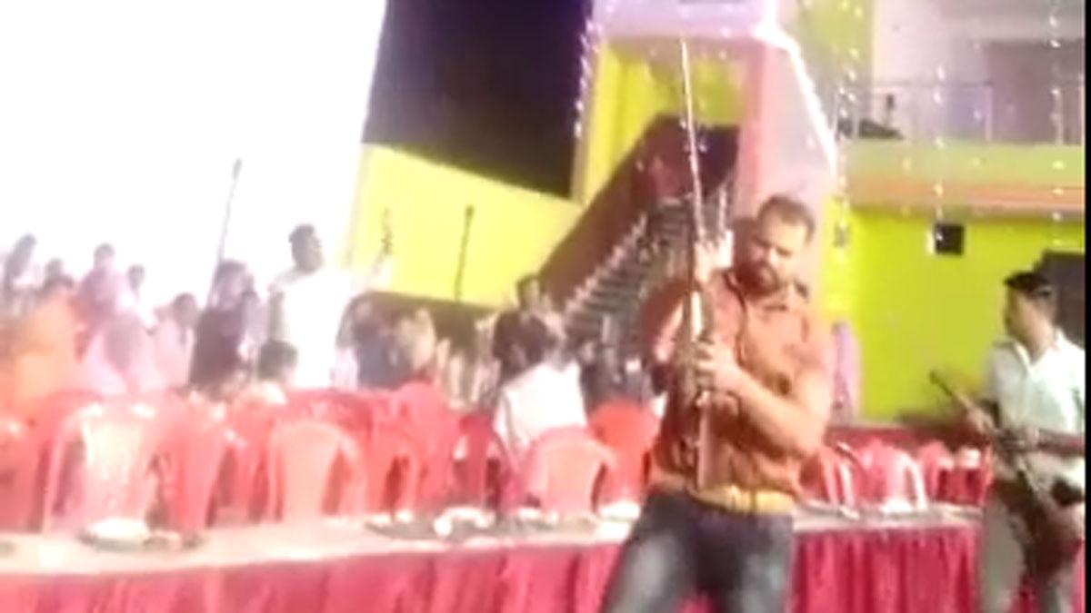 तीन युवकों ने शादी में की ताबड़तोड़ फायरिंग (फोटो ग्रैब- वायरल वीडियो)