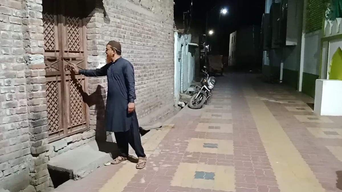 वाशिम में घर घर जाकर नमाज के लिए लोगों को जगाता शख्स 