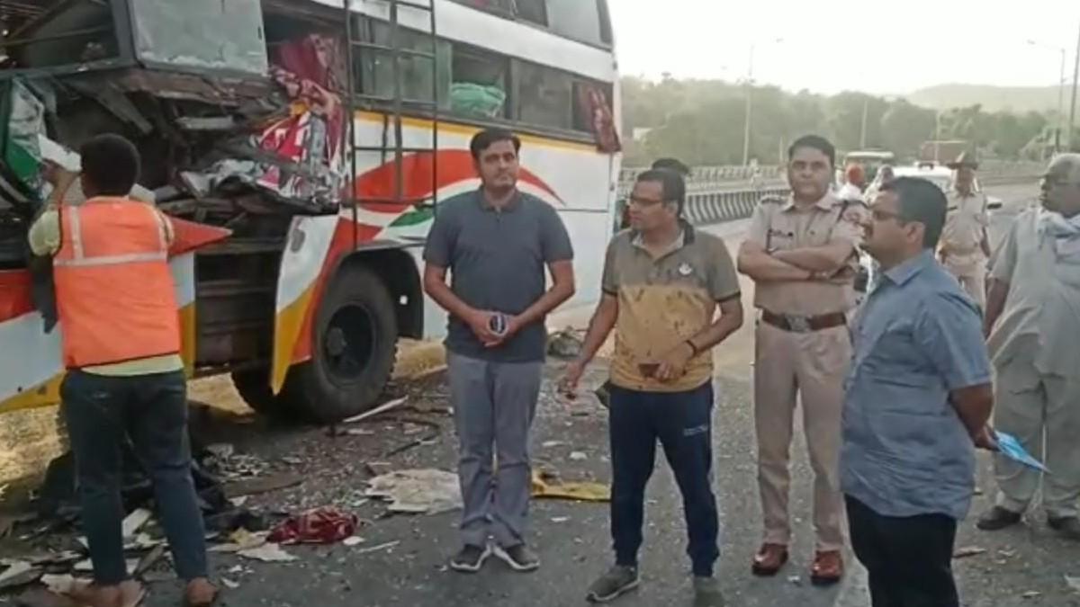 हादसा इतना खतरनाक था कि बस का अगला हिस्सा पूरी तरह डैमेज हो गया.