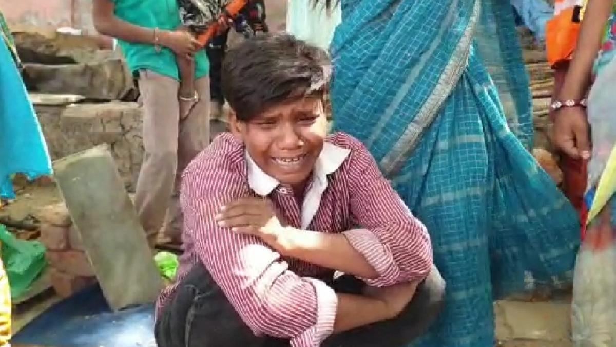 झोपड़ी टुटता देख रोता जूनियर नेशनल की हॉकी प्लेयर सागू डावर