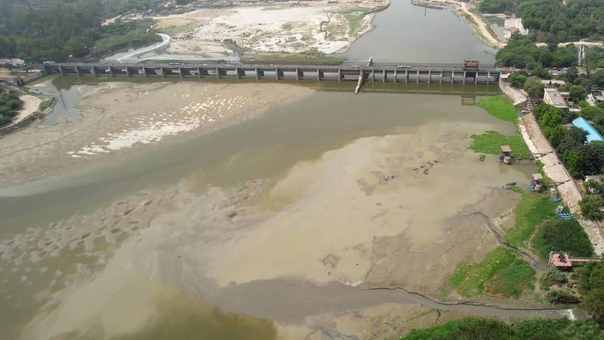 दिल्ली में पानी का संकट गहराया, सूखने लगी यमुना... केजरीवाल सरकार भी टेंशन में