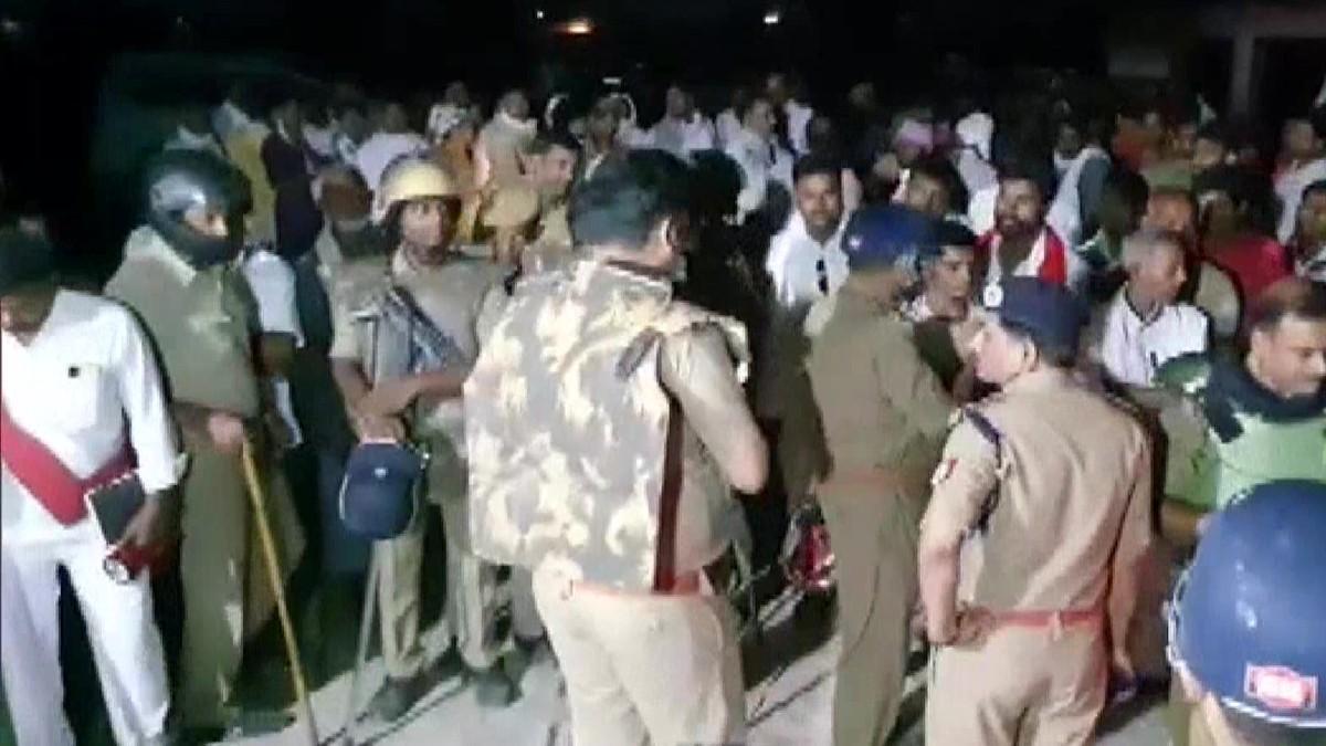 गैंग्स्टर कन्हैया याद की बेटी की मौत के बाद मौके पर तैनात पुलिस बल.