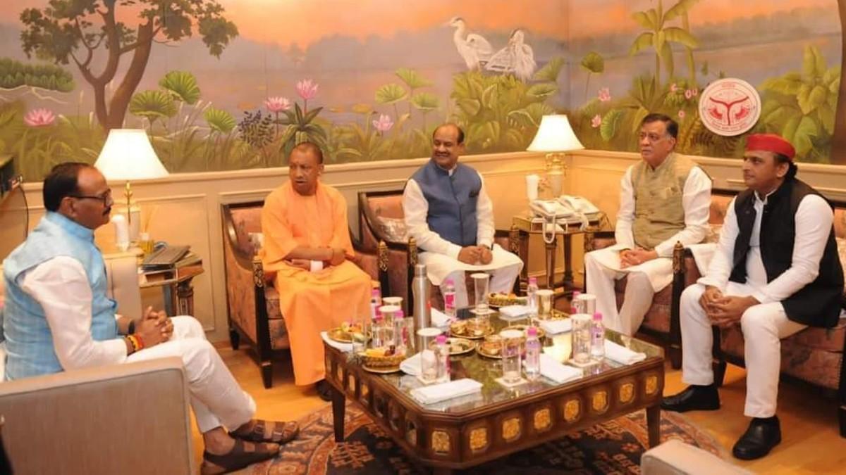 नई तकनीक 'ई विधान' के शुभारंभ के बाद एक साथ सीएम योगी, अखिलेश यादव, डिप्टी सीएम व ओम बिडला.