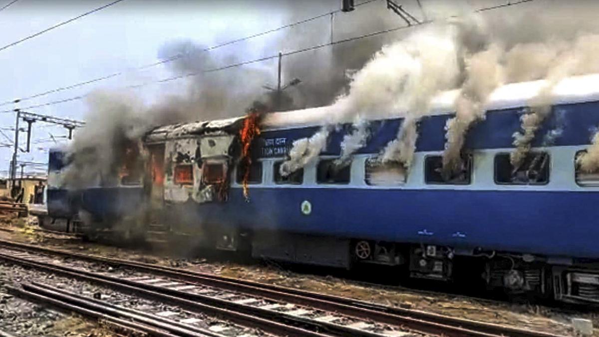 अग्निपथ योजना के विरोध में प्रदर्शनकारी अब तक कई ट्रेनों को फूंक चुके हैं. (फाइल फोटो-PTI)