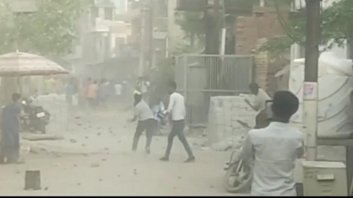 आगरा में जमकर चले पत्थर