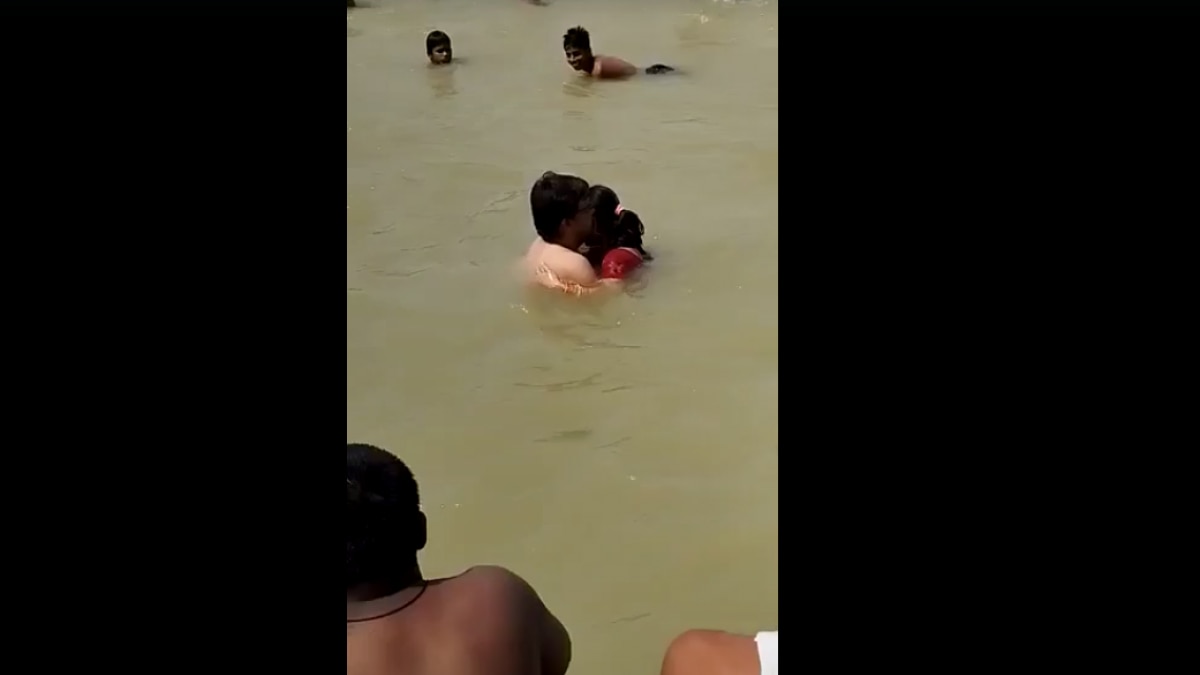 पत्नी को किस करता पति