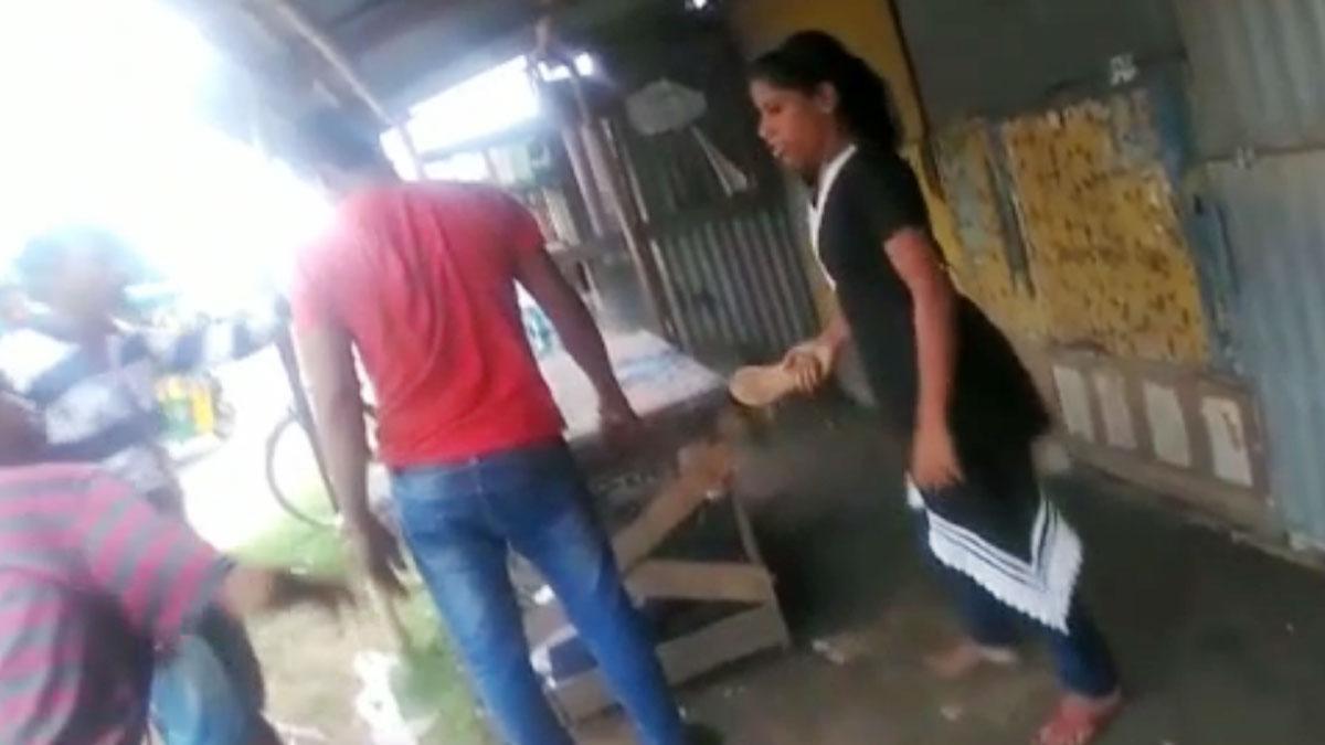 महिला ने सरेआम अपने पति को पीटा 