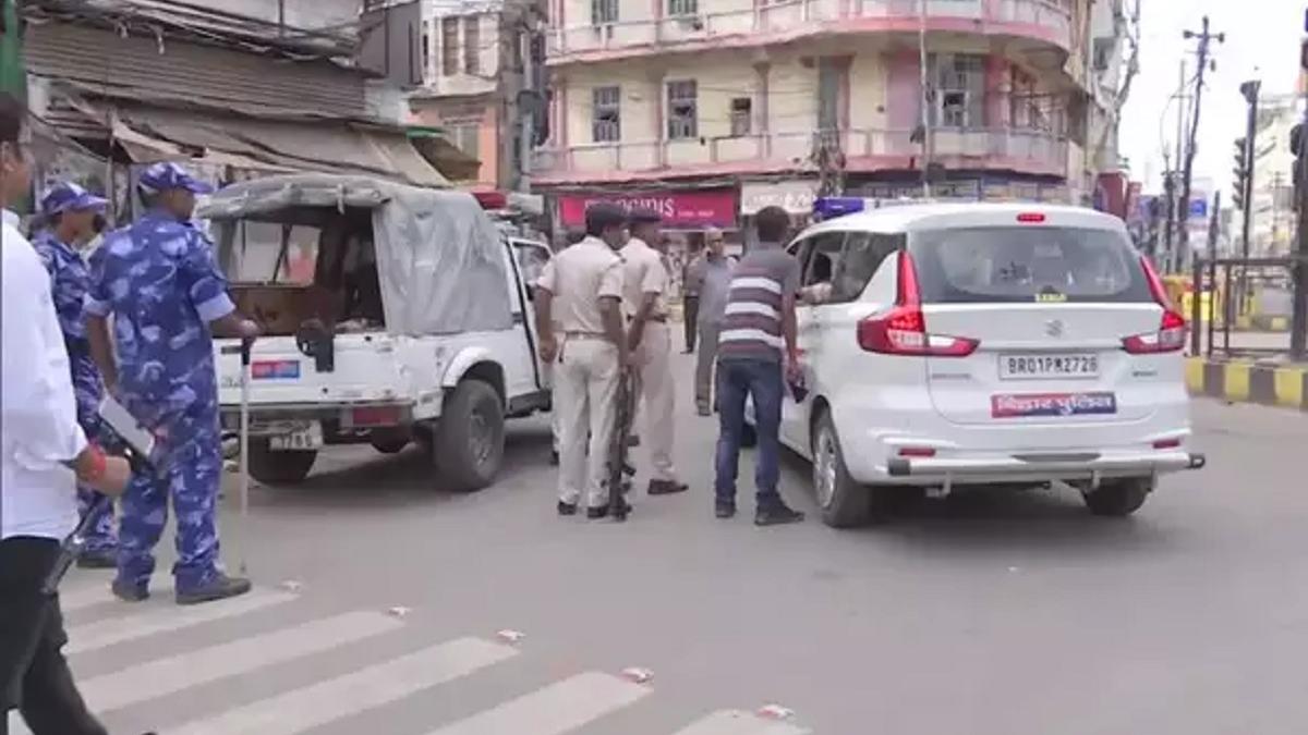 पटना के डाक बंगला चौराहे पर पुलिस हर आने जाने वाले पर नजर रख रही है.