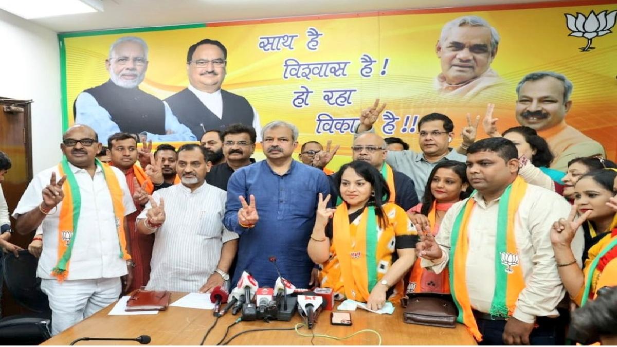 आदेश गुप्ता आम आदमी पार्टी के नेताओं के साथ- फोटो ट्विटर