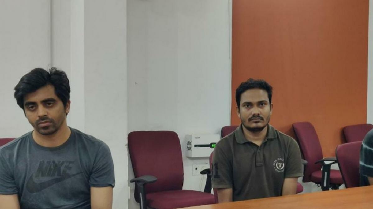 बिहार की पुलिस ने इन तीनों आरोपियों को दिल्ली से गिरफ्तार किया है.