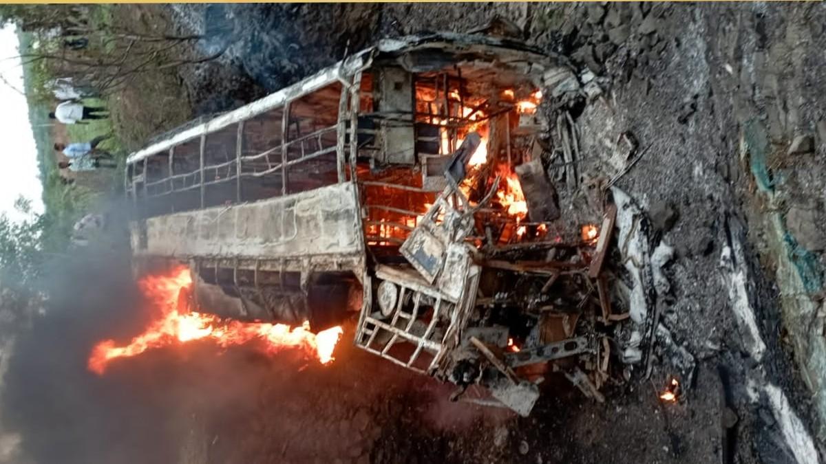 पुल से नीचे गिरने के बाद बस में लगी आग.